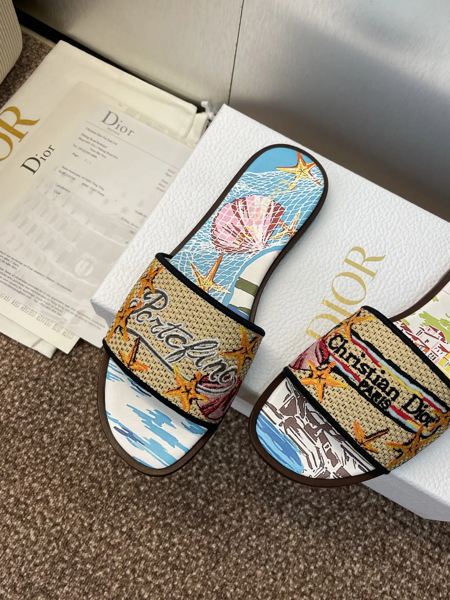 👟👟Ex-factory price 500👟👟 Dior 2025 spring and summer new style DWAY flat flip flops jelly color women's shoes CD letter logo three-dimensional embroidery round toe open toe color block sandals Material: upper imported raffia electric embroidery high temperature water-soluble cotton technical fabric + water-dyed sheepskin lining + Italian thickened leather outsole size: 34-42 (34.40.41.42. Customized, non-refundable and non-exchangeable)
